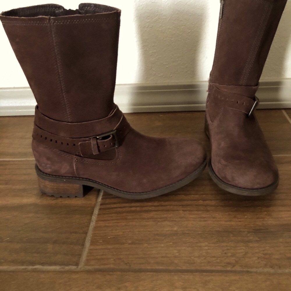 UGG BOOTS : NWO BOX : SIZE 5.5 GIRLS - Picture 2 of 4